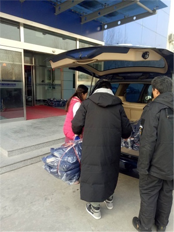 三元種業工作人員幫忙卸貨