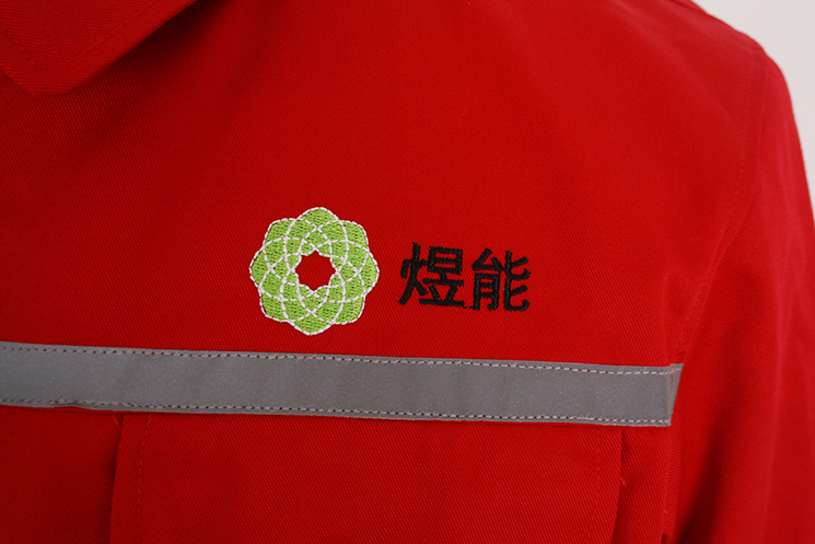 左胸兜上側繡有LOGO標