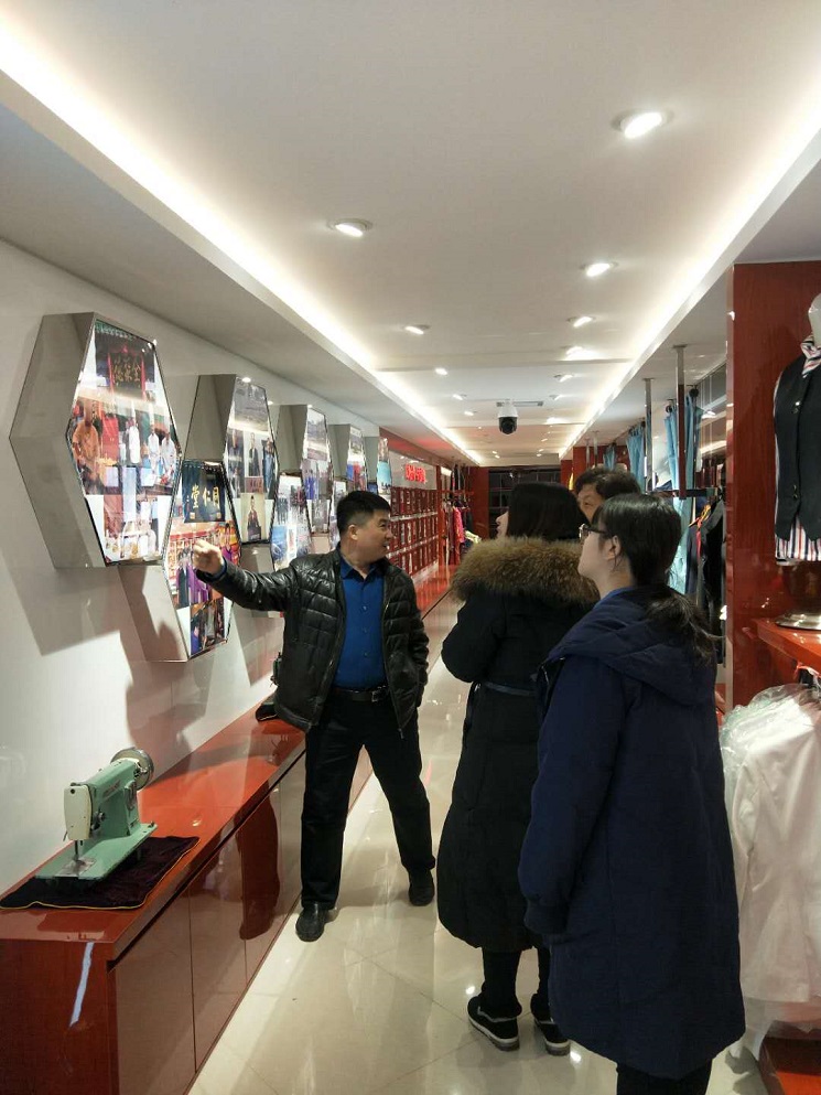 北服老師聽于總講解工服美合作的老客戶