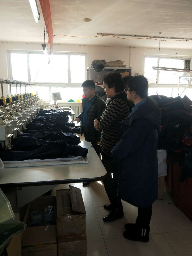 北服老師看電腦繡花機工作過程