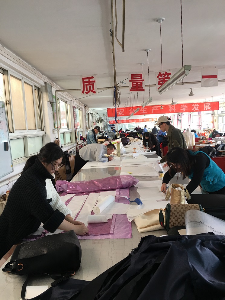 北服學生正在聚精會神的設計制作