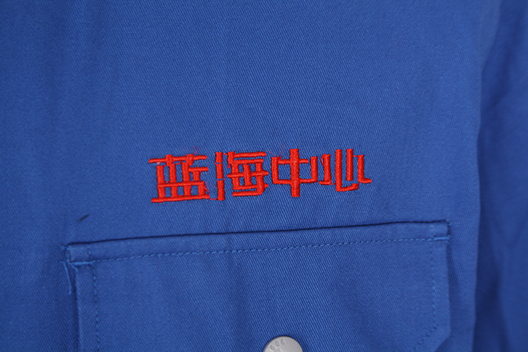 左前胸秀有LOGO標