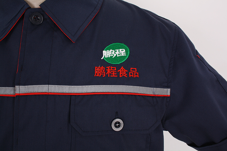 左前胸繡有鵬程的LOGO