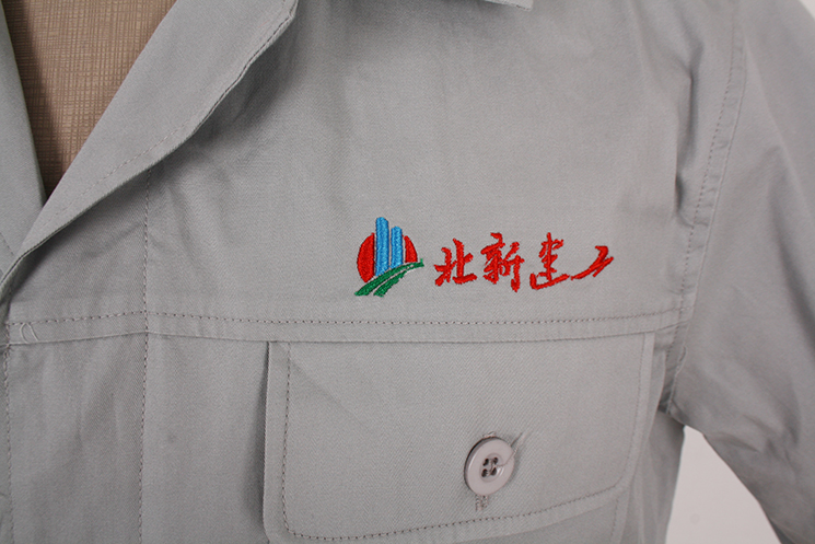 左前胸繡有北新建山LOGO