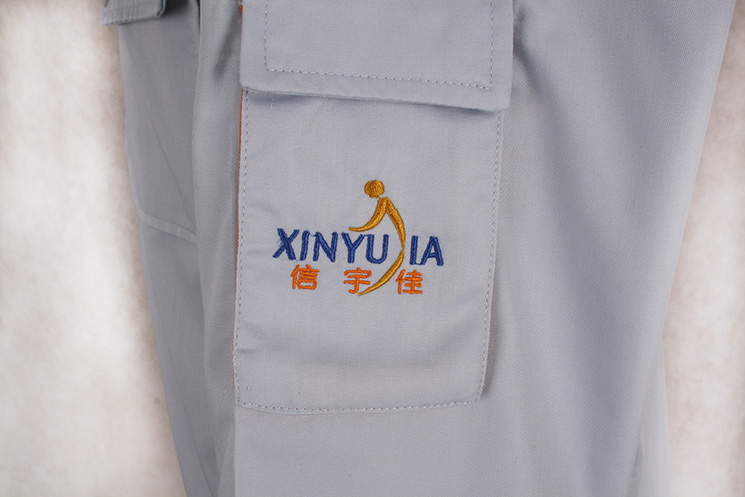 左袖小的立體兜還有單位的刺繡LOGO