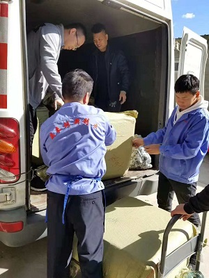 工人裝車