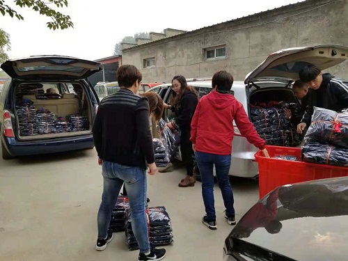 工服美辦公室裝車中