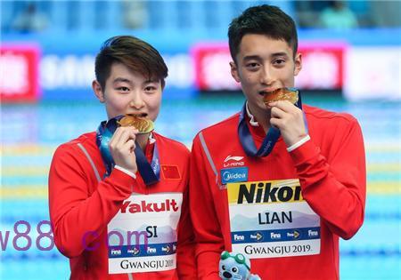 喜報！中國摘游泳世錦賽首金！練俊杰、司雅杰混雙10米臺奪冠